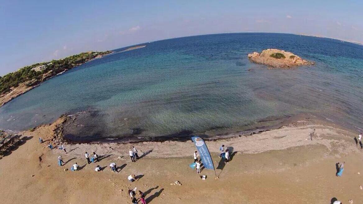 Η Antipollution καθάρισε την ακτή του Μεγάλου Καβουρίου 