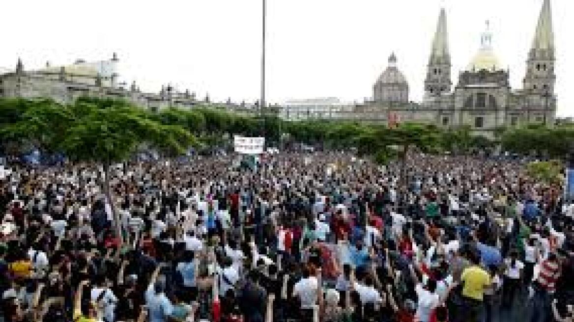 Δεκάδες χιλιάδες Μεξικάνοι διαδήλωσαν για τους 43 εξαφανισμένους φοιτητές