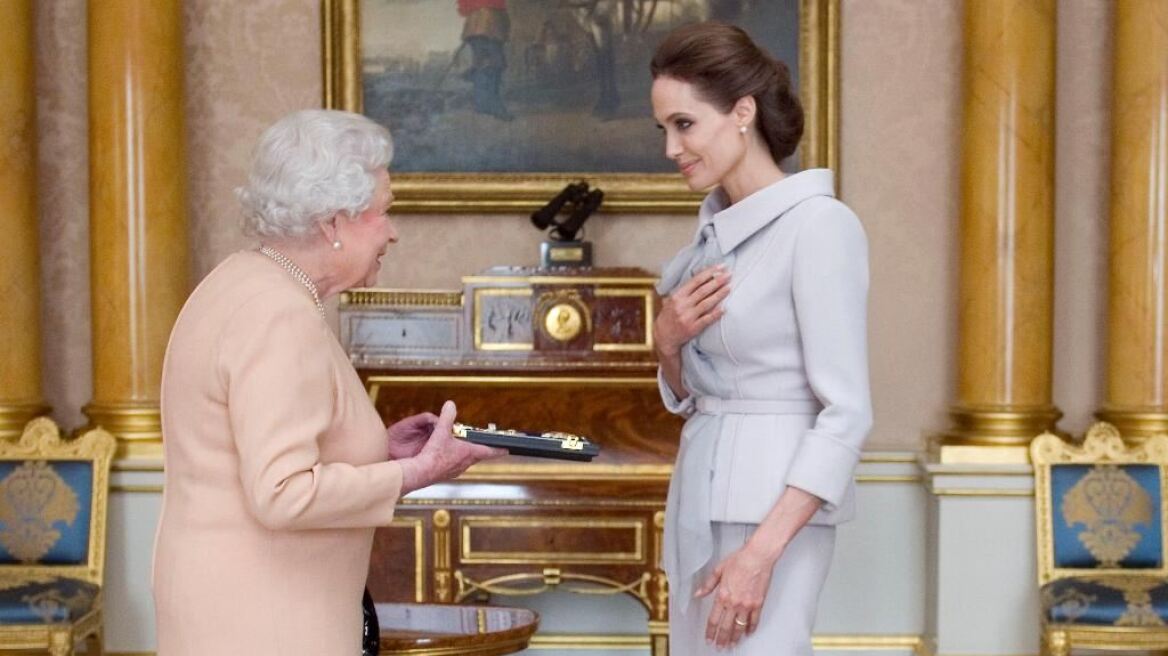 Δείτε την βασίλισσα Ελισσάβετ να χρίζει «ιππότη» την Αντζελίνα Τζολί