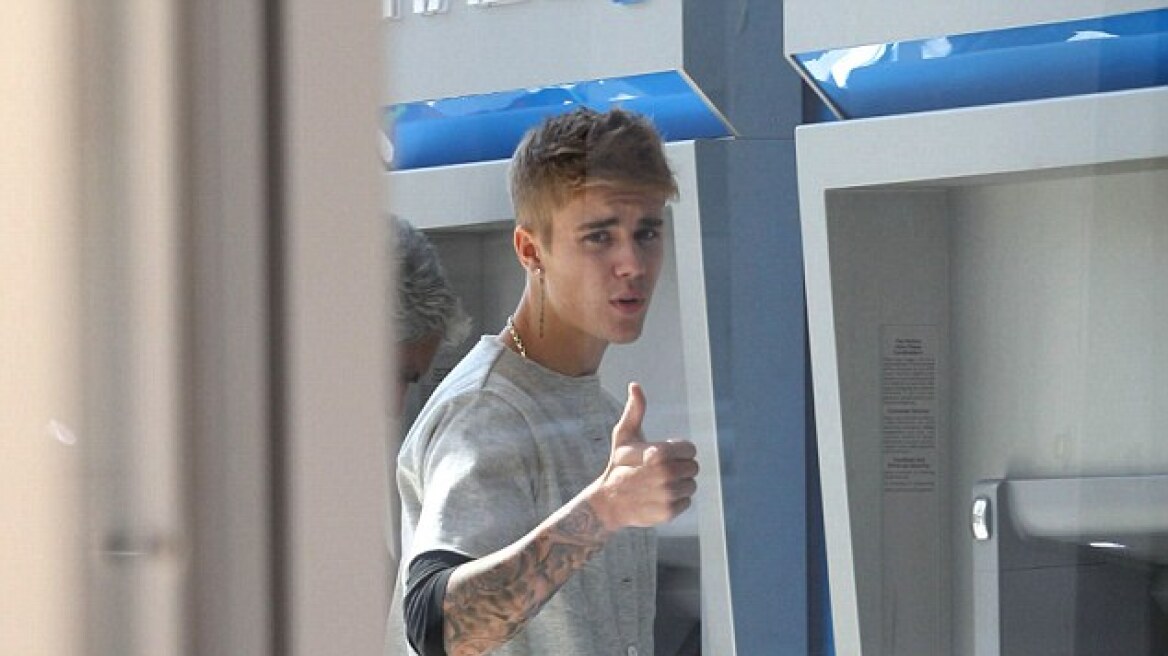 Justin Bieber: «Σήκωσε» το ΑΤΜ του για να ψωνίσει ρούχα!