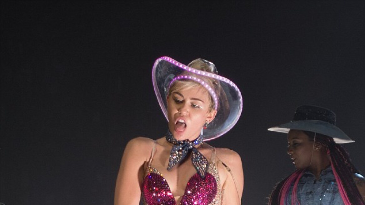 Και πάλι ημίγυμνη η Miley Cyrus!