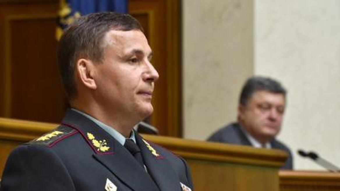 Ουκρανία: Την πόρτα εξόδου στον υπουργό Αμύνης έδειξε ο Ποροσένκο