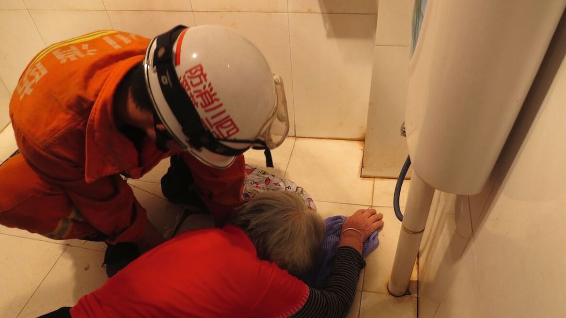Κίνα: 85χρονη φράκαρε στην τουαλέτα για να πιάσει την μασέλα της