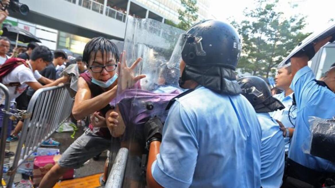 Χονγκ Κονγκ: Συμπλοκές αφού αντιδιαδηλωτές επιχείρησαν να διαλύσουν οδοφράγματα