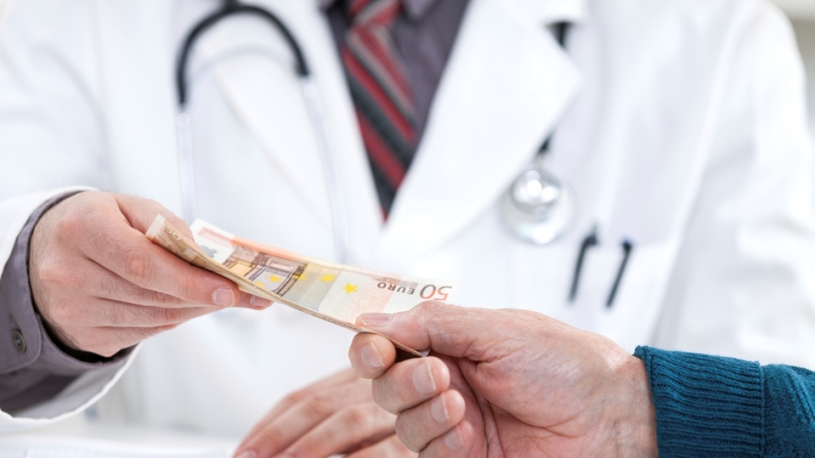 Για κακούργημα ο γιατρός που πήρε «φακελάκι» 50 ευρώ