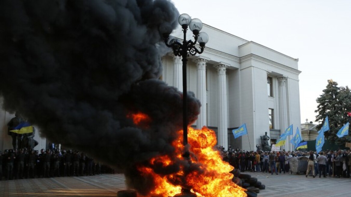 Ουκρανία: Βίαιες συγκρούσεις διαδηλωτών με αστυνομικούς έξω από τη Βουλή