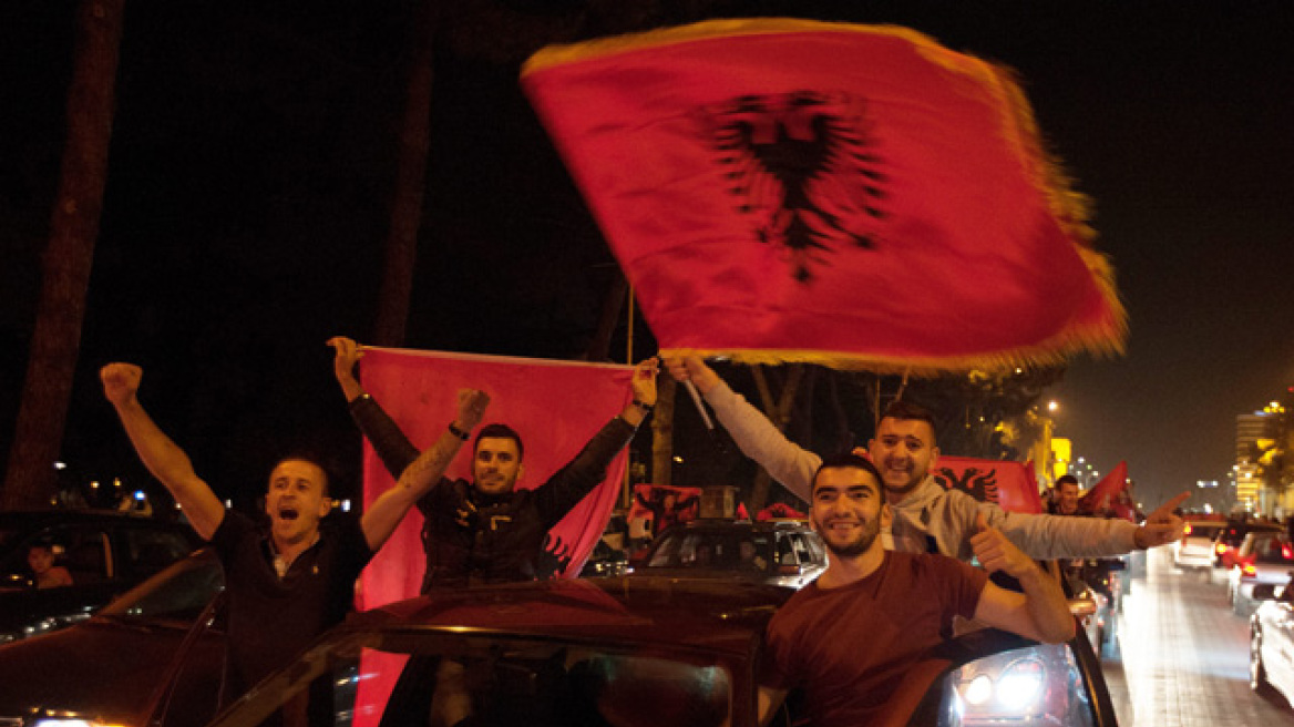 Δείτε βίντεο: Υποδοχή ηρώων από τους Αλβανούς στην Εθνική τους