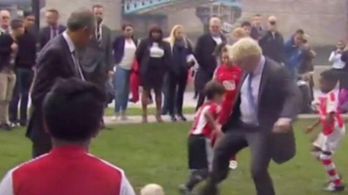 Βίντεο: Ο δήμαρχος του Λονδίνου έκανε τάκλιν σε... 9χρονο!