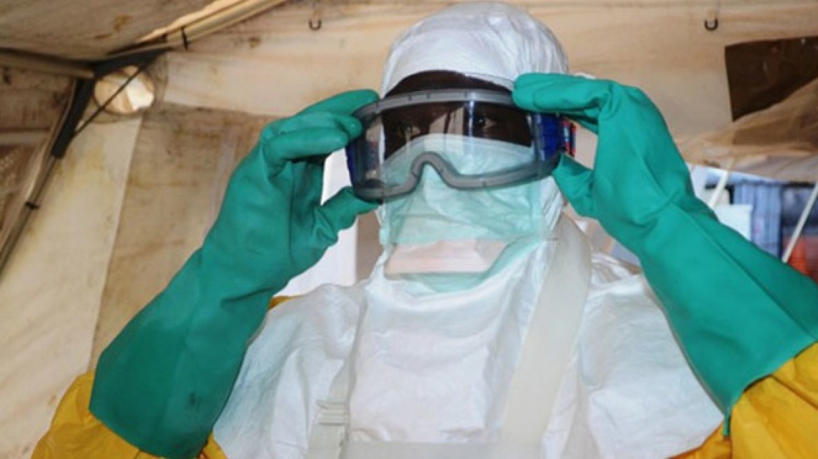 Βίντεο: Έτσι πρέπει να φοριέται μια στολή προστασίας από τον Έμπολα