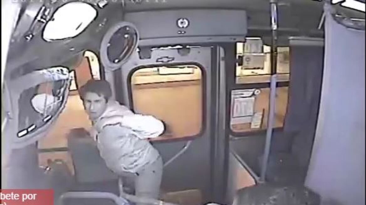 Βίντεο: Πήγε να κλέψει τσάντα σε λεωφορείο και τον έδειρε ο οδηγός