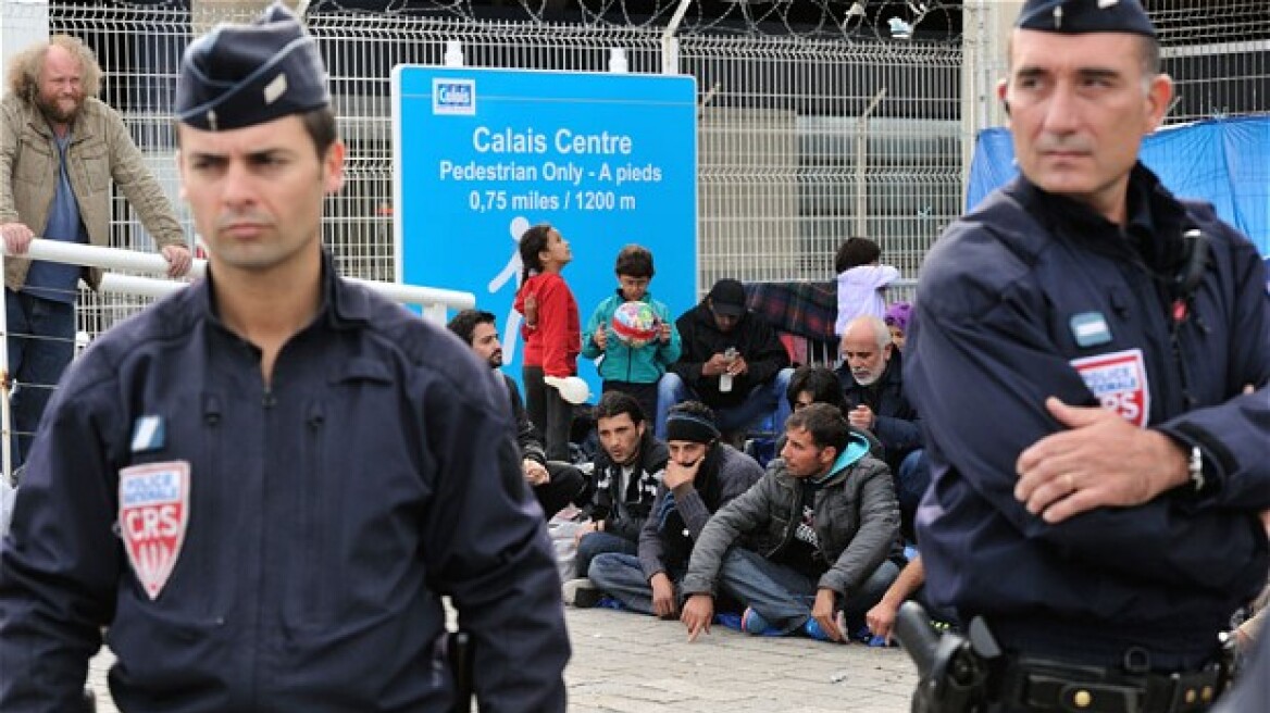Γαλλία: Εκατοντάδες μετανάστες επιχείρησαν να ανέβουν σε νταλίκες στο λιμάνι του Καλέ