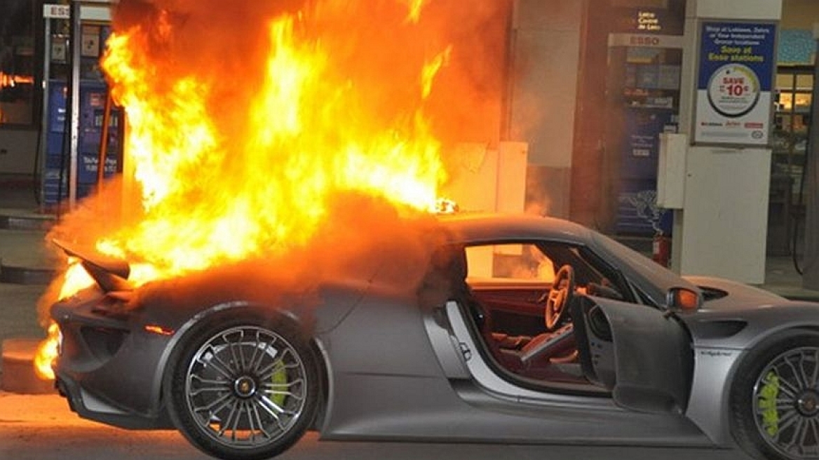 Video: Μια Porsche 918 Spyder στις φλόγες