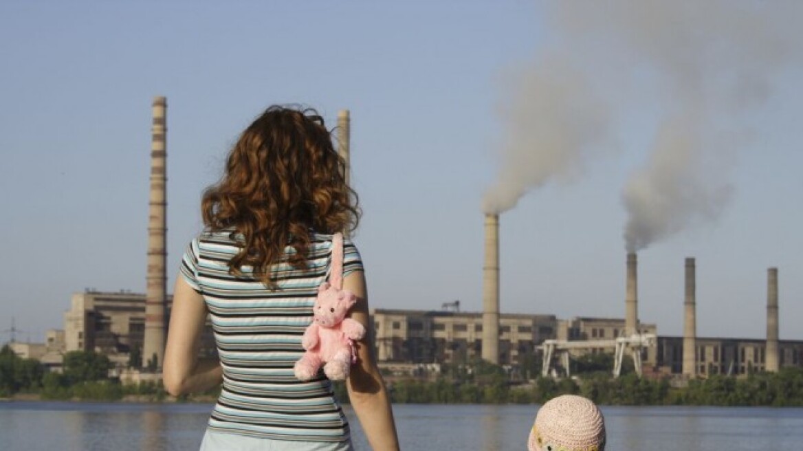 Η έκθεση των εγκύων στην ατμοσφαιρική ρύπανση κάνει ζημιά στους πνεύμονες των παιδιών