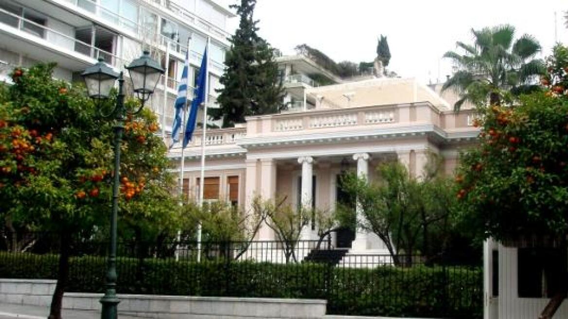 Bloomberg: Οι Έλληνες προσπαθούν να «ράψουν» ένα πειστικό σχέδιο εξόδου