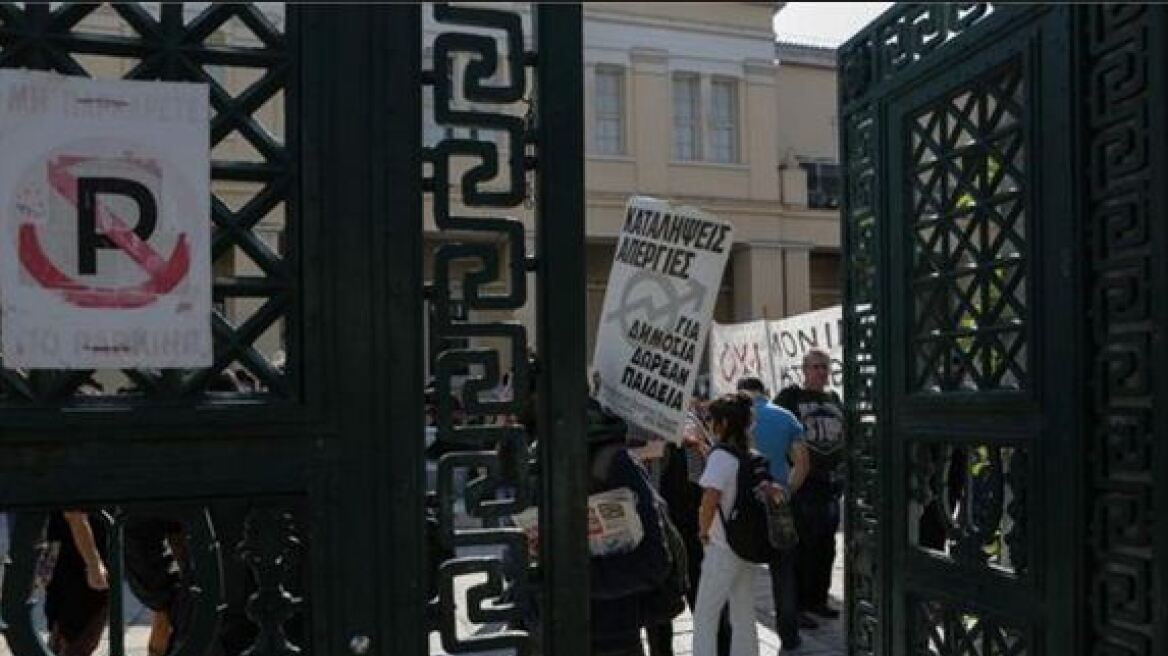 Κυβέρνηση: Οι βουλευτές του ΣΥΡΙΖΑ εφαρμόζουν «πρακτικές κουκουλοφόρων»