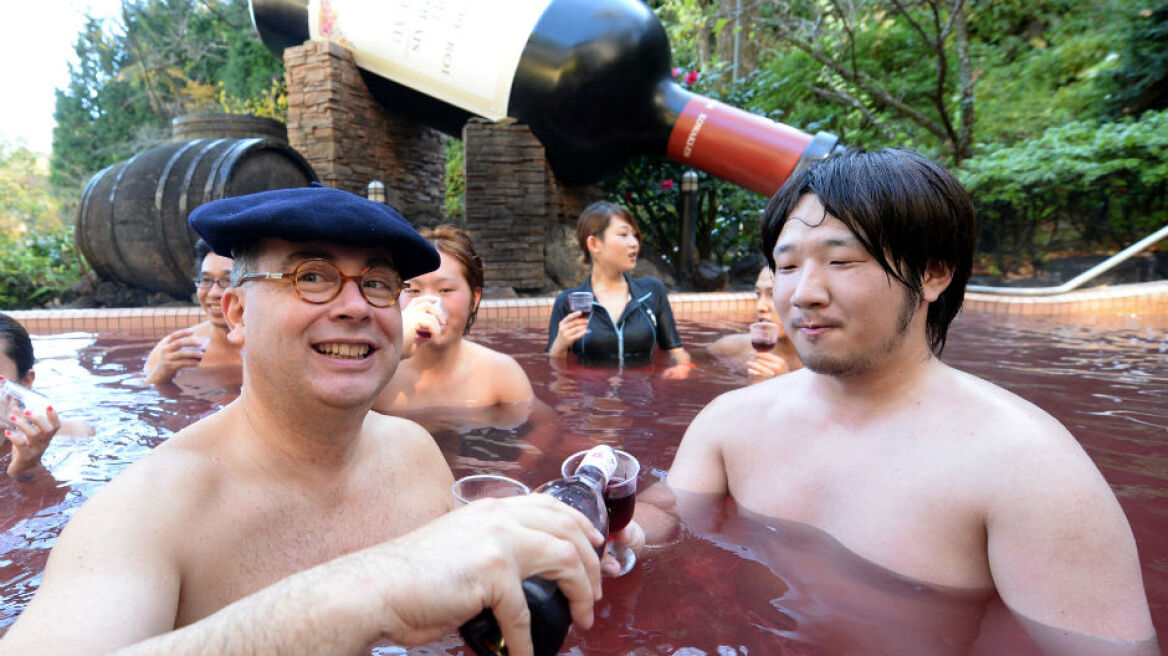 Γιατί οι πλούσιοι κάνουν μπάνιο σε κόκκινο κρασί