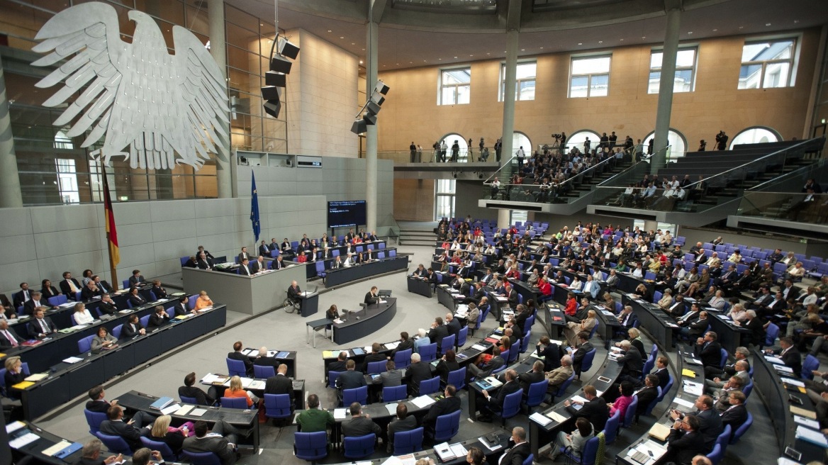 Οκτώ νέοι Ελληνες παίρνουν θέση στη γερμανική Βουλή