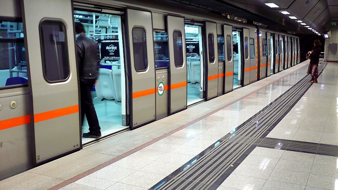 Μετρό: «Έμεινε» συρμός μέσα στη σήραγγα - Με τα πόδια έφτασαν οι επιβάτες στο σταθμό