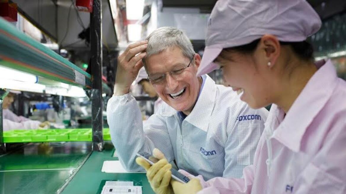 Ο Τιμ Κουκ ποζάρει χαμογελαστός με εργάτρια που φτιάχνει iPhone