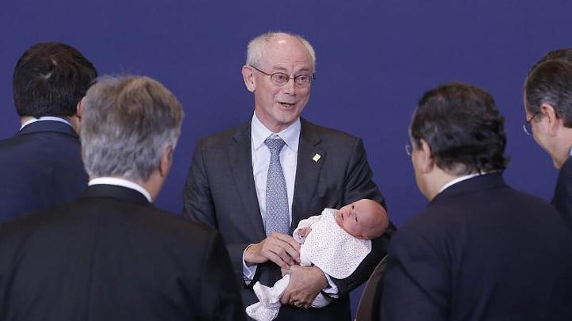 «Παιδότοπος» οι Βρυξέλλες: Έφερε τα εγγόνια του στη Σύνοδο Κορυφής ο Βαν Ρομπάι
