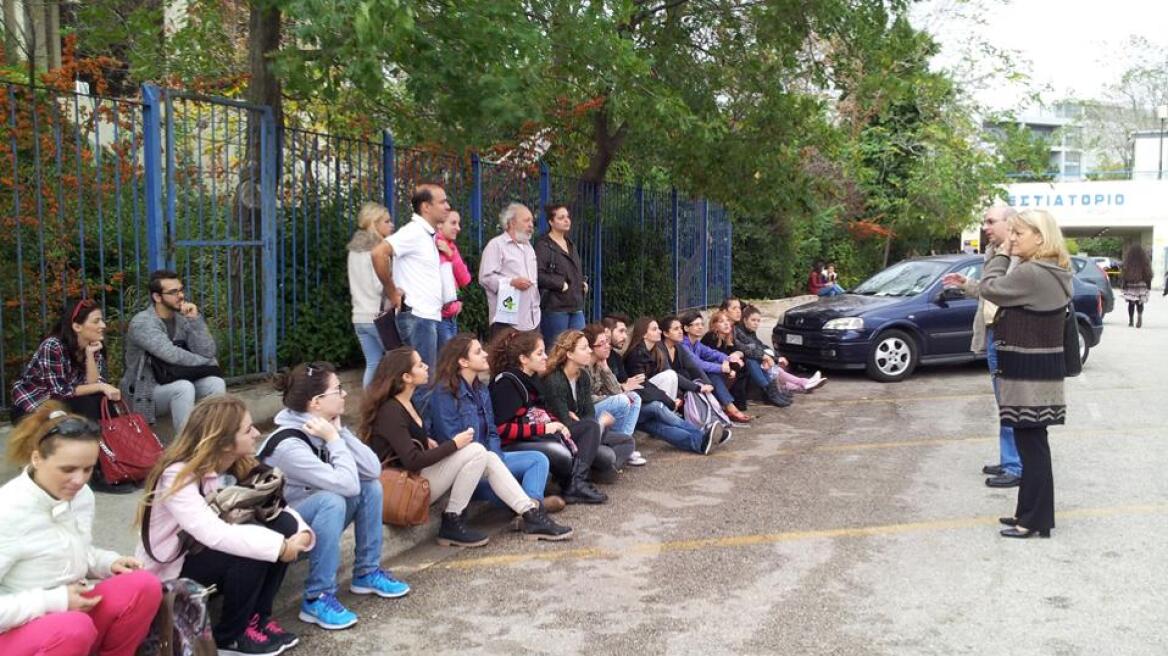 Φιλοσοφική Αθηνών: Καθηγητές έκαναν μάθημα στο πάρκινγκ της σχολής! 