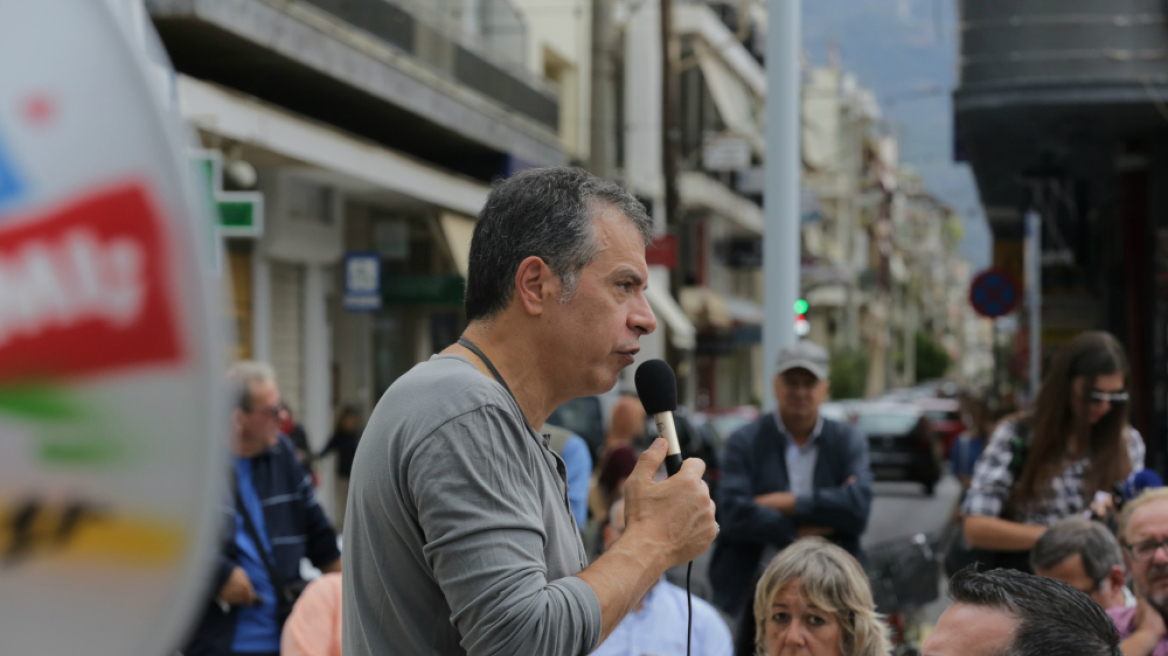 Θεοδωράκης: Δεν θέλουμε η Ελλάδα να ζει σε κομματικό ζυγό
