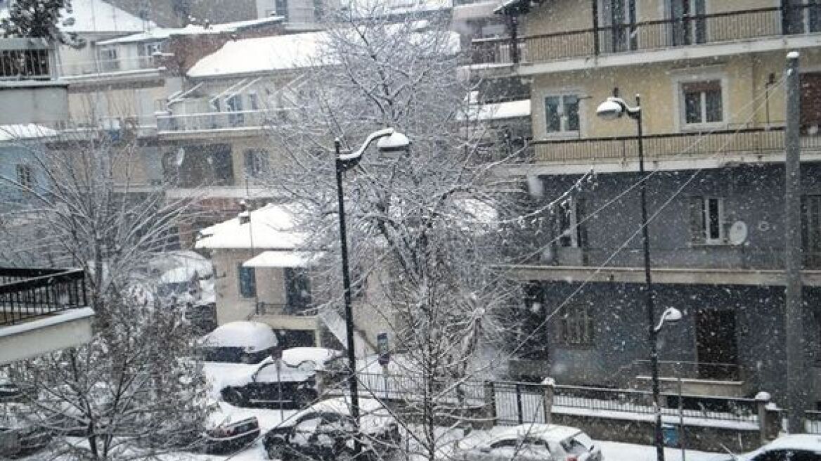 Χιόνια σκέπασαν Γρεβενά, Καστοριά και Κοζάνη - Ανεμοστρόβιλος στη Ροδόπη