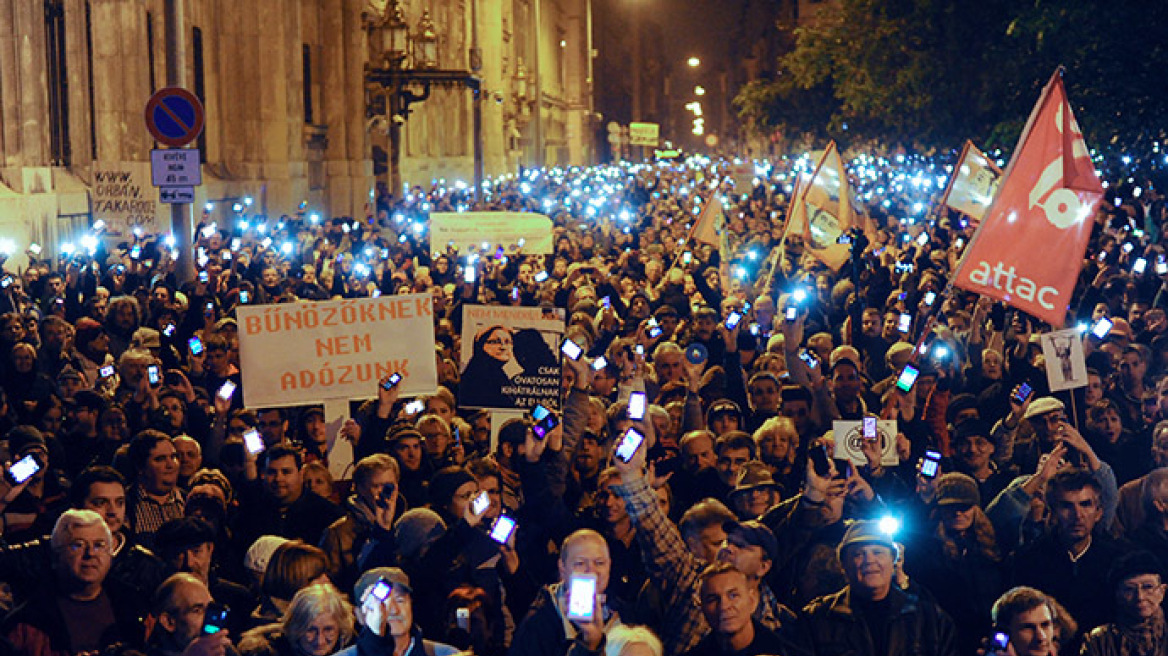 Στους δρόμους οι Ούγγροι κατά του φόρου στο Ίντερνετ