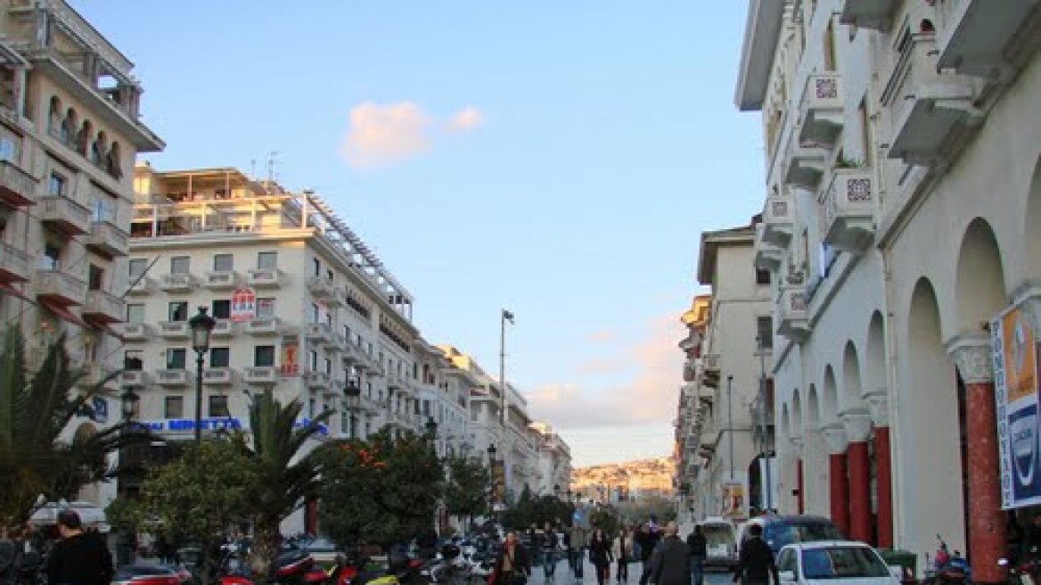 Θεσσαλονίκη: Έλεγχος σε κατάστημα υγειονομικού ενδιαφέροντος και... χειροπέδες