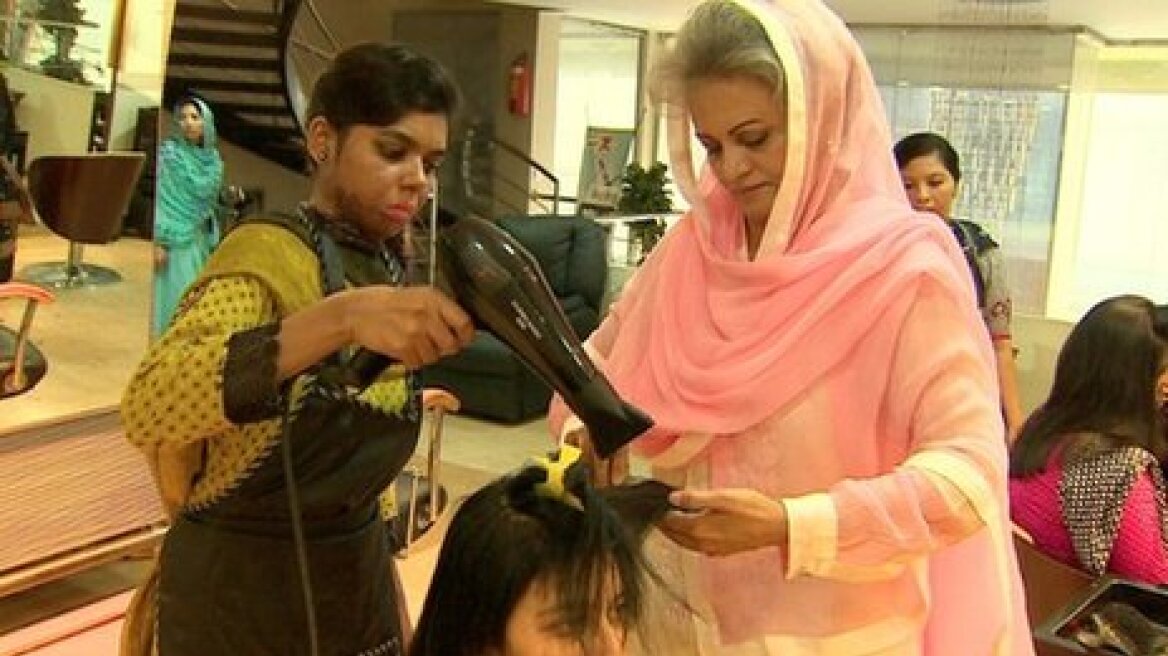 Πακιστάν: Αισθητικός βοηθά τα θύματα επιθέσεων με οξύ!