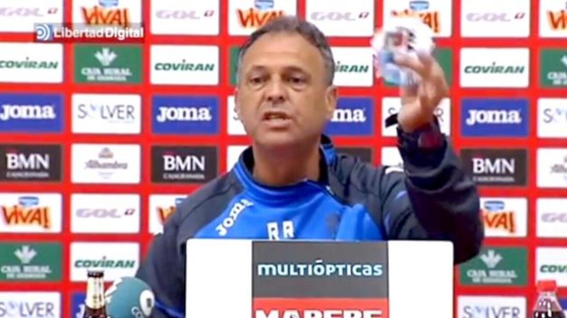 Βίντεο: Ισπανός προπονητής σκίζει την εφημερίδα Marca σε συνέντευξη τύπου