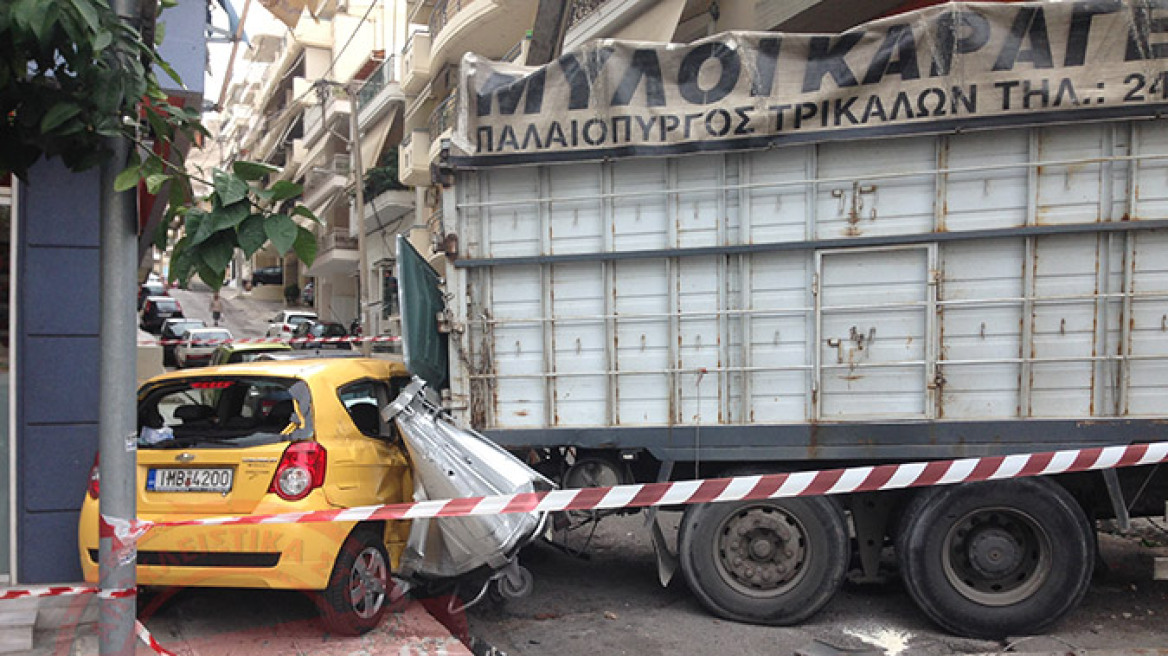 Πανικός στον Πειραιά: «Τρελό» φορτηγό έπεσε σε κολόνα της ΔΕΗ και ΙΧ