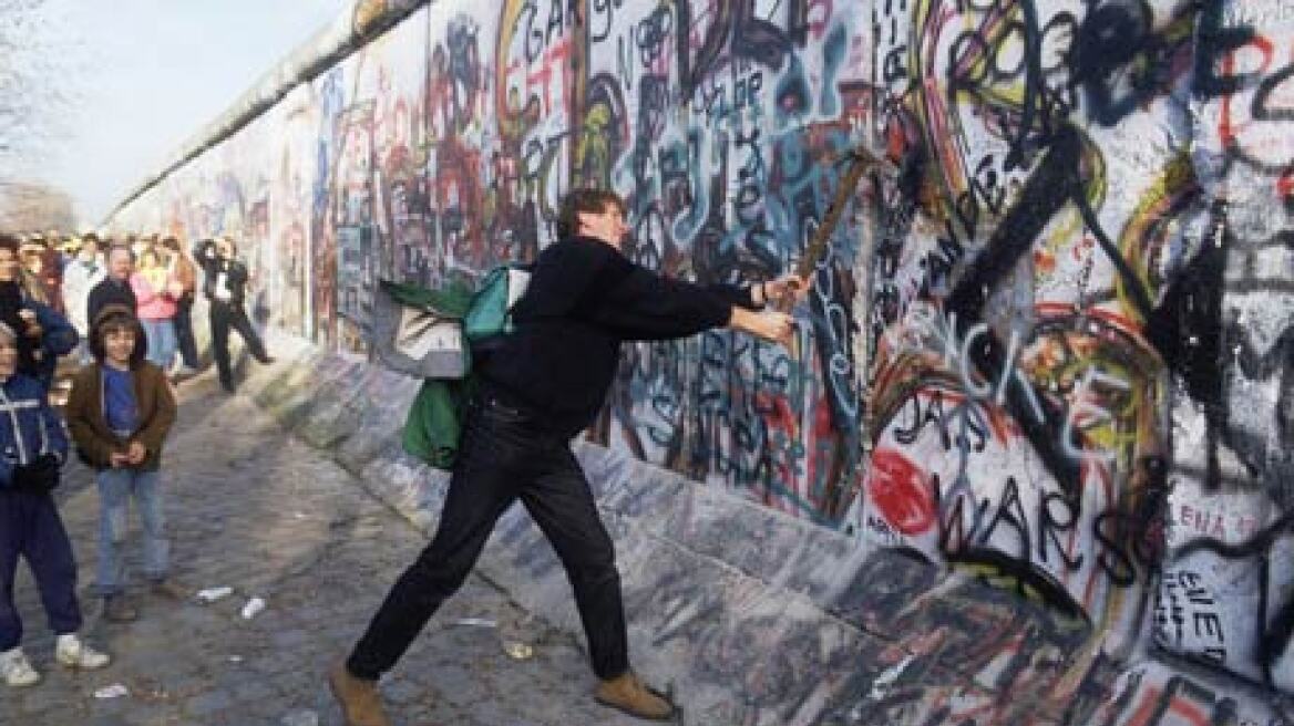 Μέρκελ: Θαρραλέοι οι διαδηλωτές που έριξαν το Τείχος