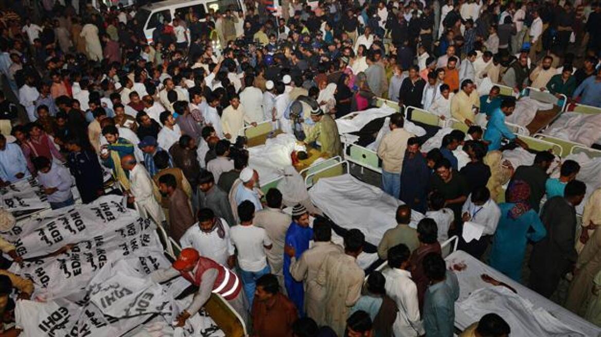 Επίθεση αυτοκτονίας με 55 νεκρούς στα σύνορα Ινδίας-Πακιστάν