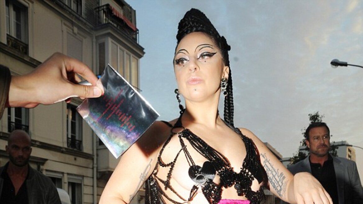 Lady Gaga: Εμφάνιση με το στήθος έξω