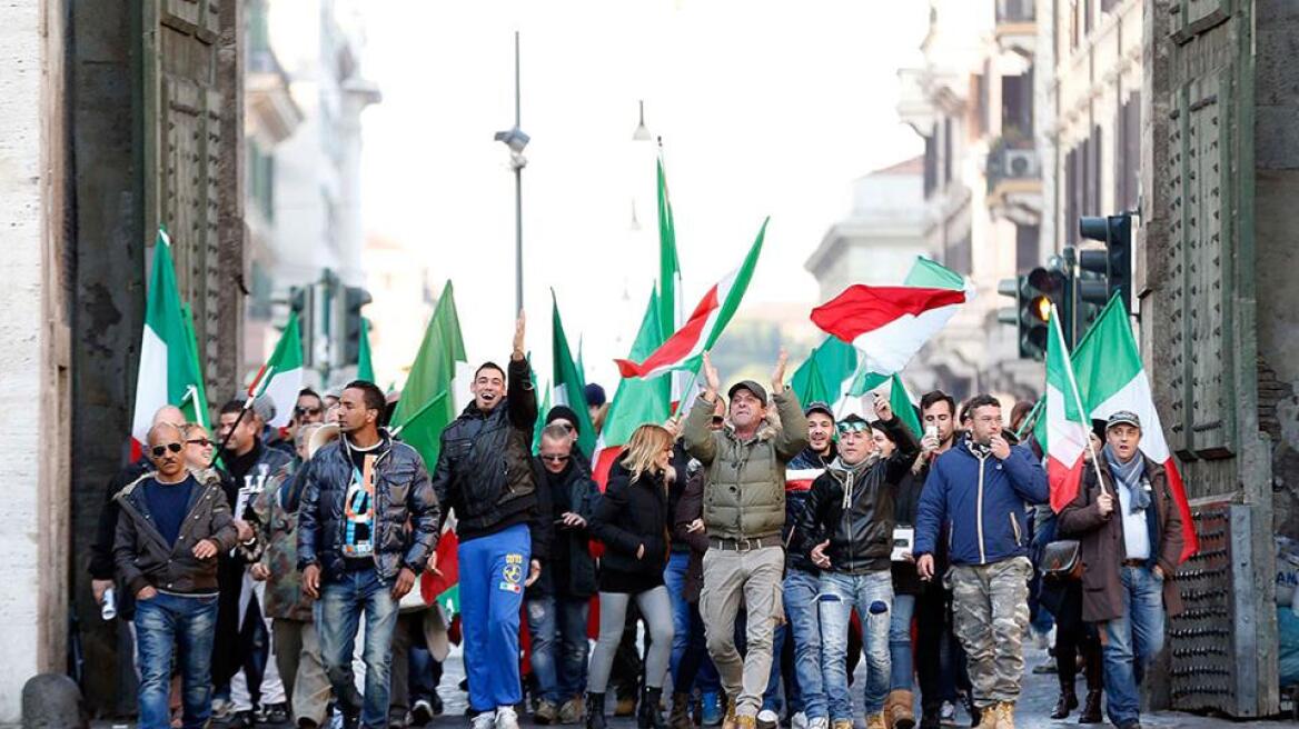 Ιταλία: Σπρέι πιπεριού και αντλίες νερού κατά των διαδηλωτών 