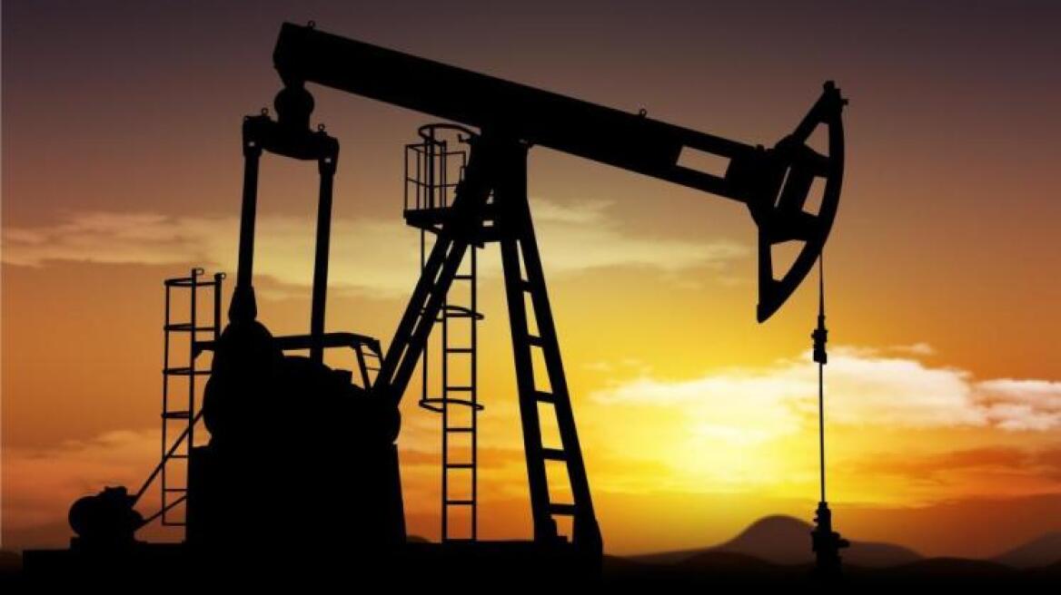 Η Σαουδική Αραβία γκρεμίζει τις τιμές του πετρελαίου 