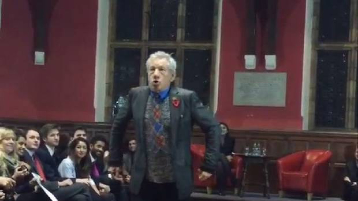 Sir Ian McKellen: Παίζει την πιο διάσημη σκηνή του από τον «Άρχοντα των Δαχτυλιδιών» σε φοιτητές