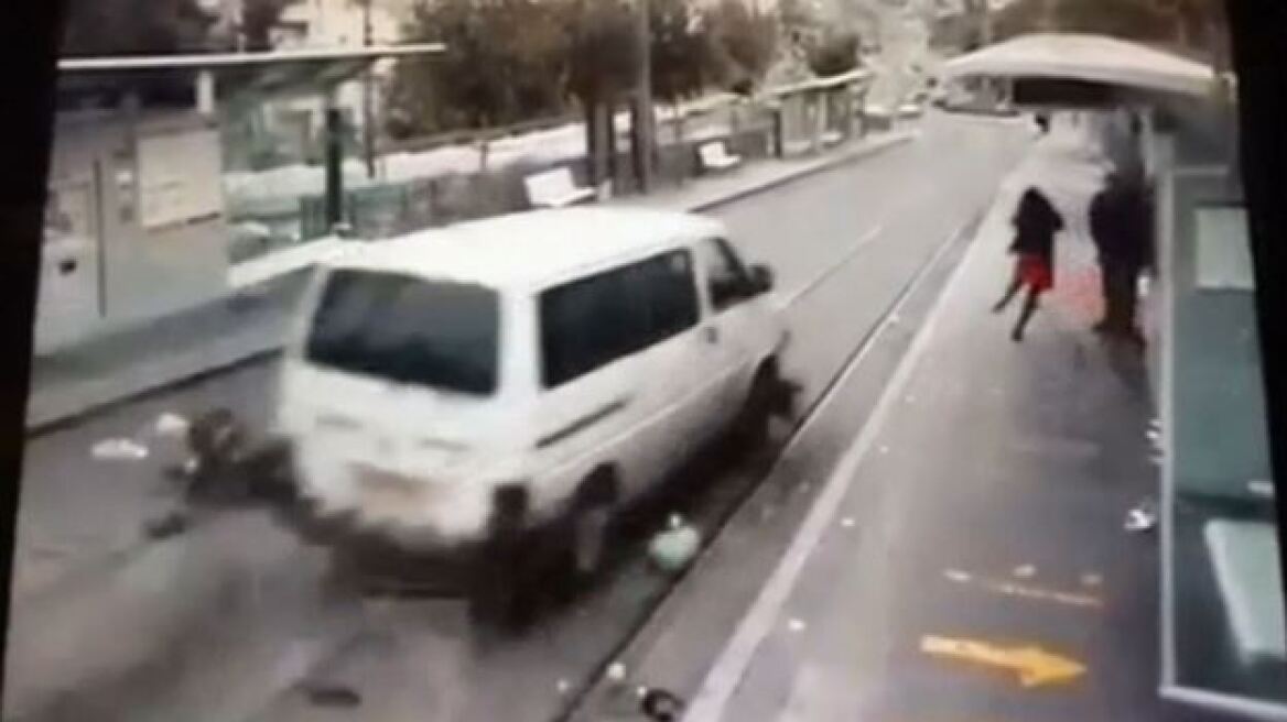 Ισραήλ: Σοκαριστικό βίντεο με παλαιστίνιο οδηγό να παρασέρνει ισραηλινούς σε στάση του τραμ