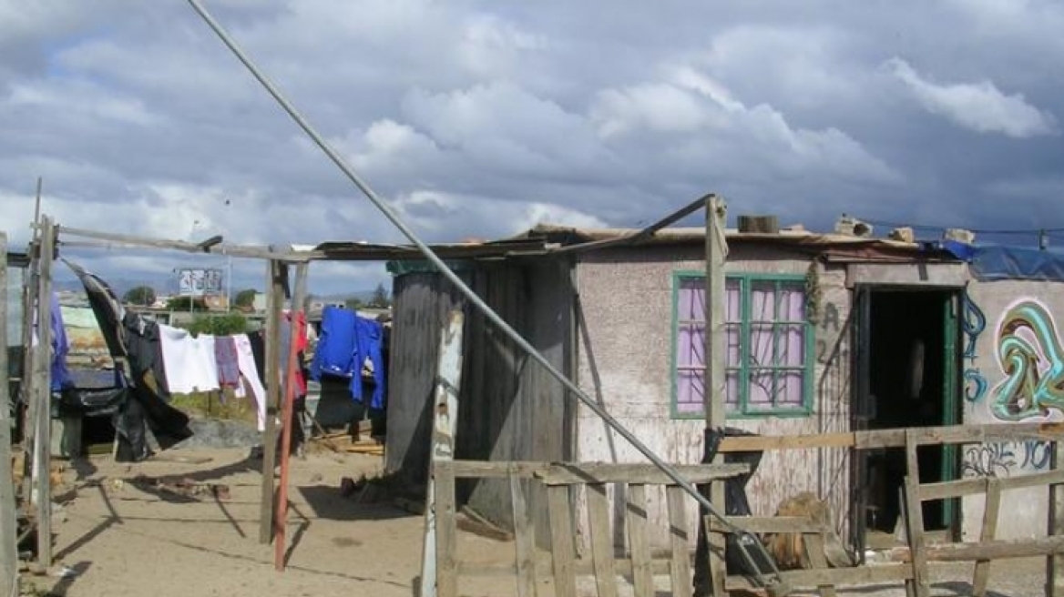 Αχαΐα: Οικογένεια με δύο ανήλικα παιδιά ζει σε παράγκα από τσίγκους 