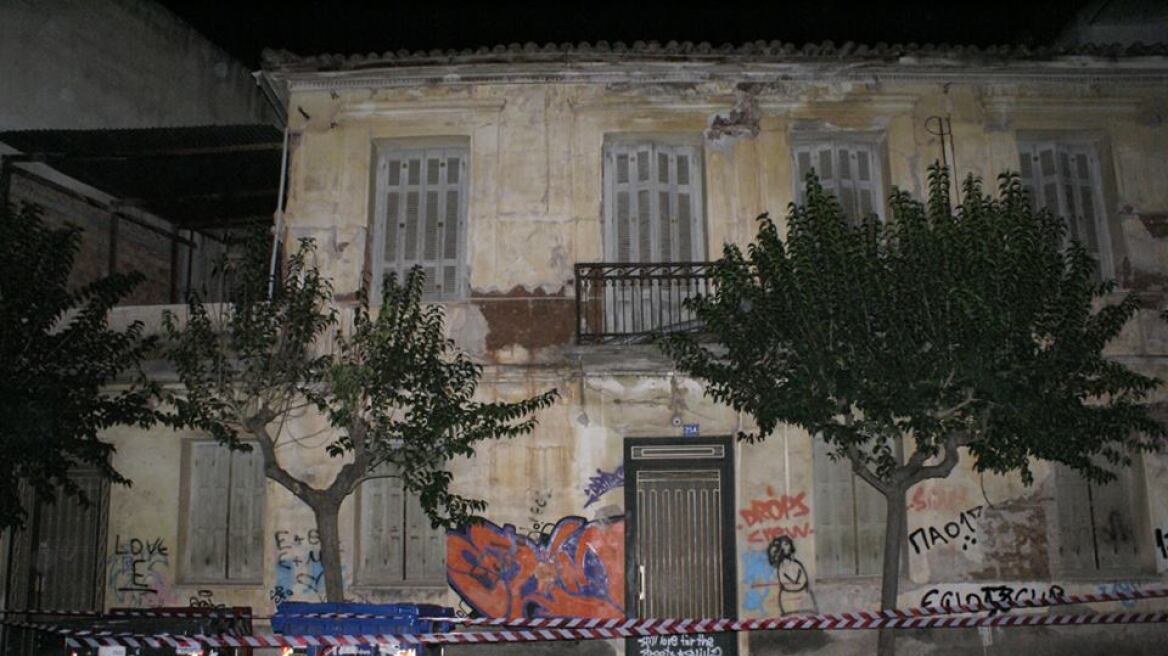 Αίγιο: Ρωγμές σε τοίχους και σπασμένες τζαμαρίες άφησαν τα 4,8 Ρίχτερ (φωτογραφίες)