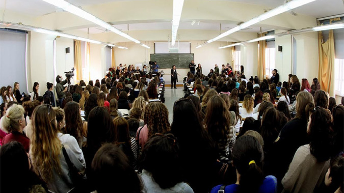 Πανεπιστήμιο Αθηνών: Κάνουν μάθημα στο πάτωμα