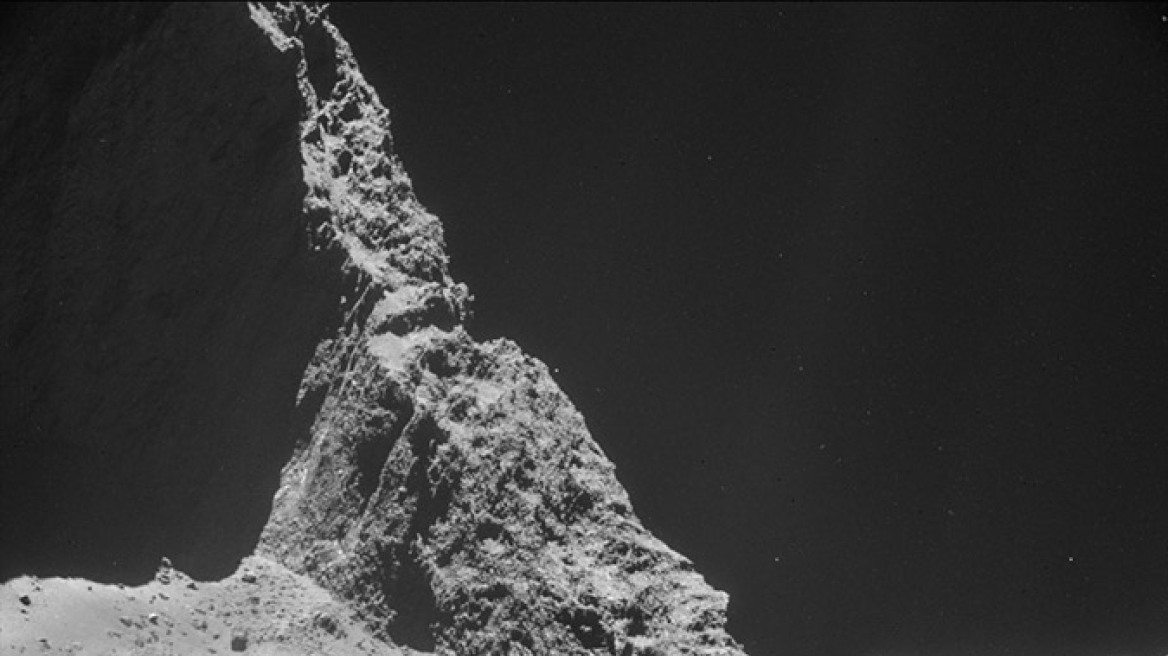 Κρεμασμένη η «Ροζέτα» στην άκρη γκρεμού φωτογραφίζει τον κομήτη 