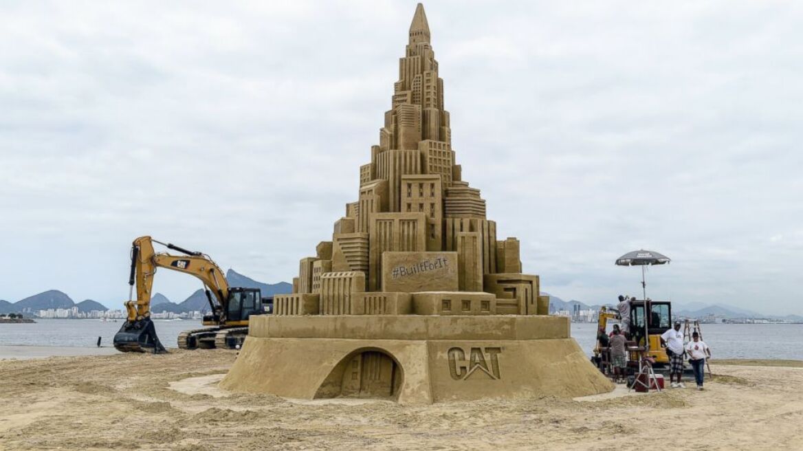 Βίντεο: Έχτισε παλάτι για ρεκόρ Γκίνες στην άμμο