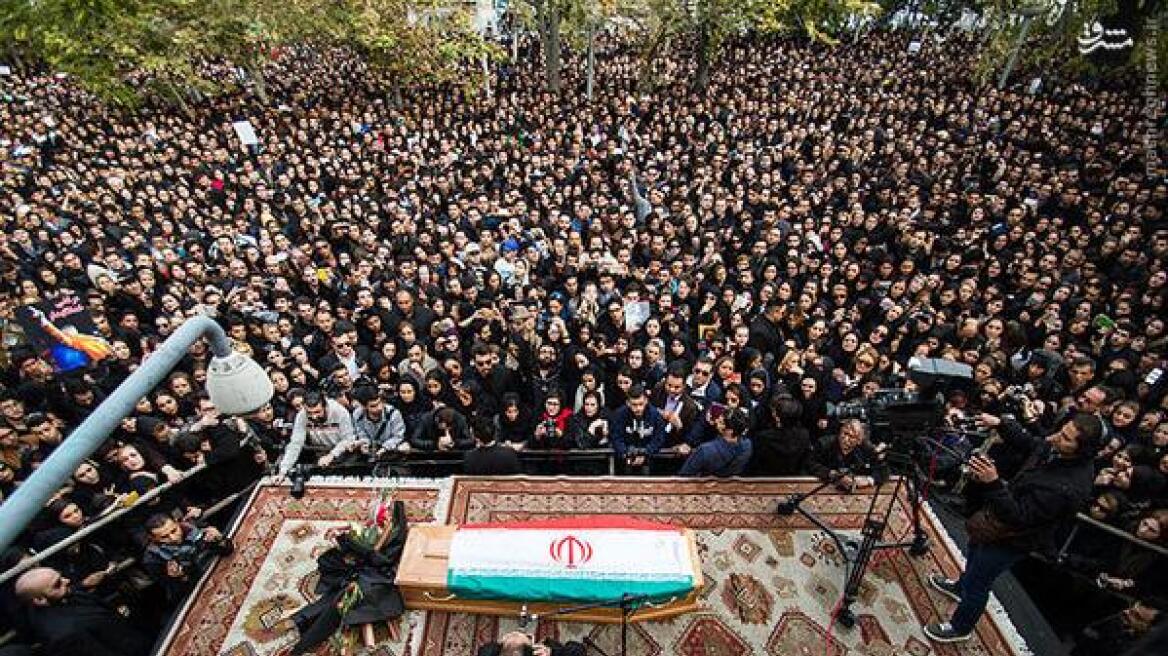 Χιλιάδες στην κηδεία νεαρού μουσικού της ποπ στην Τεχεράνη