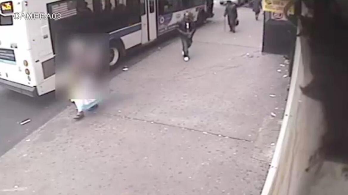 Νέα Υόρκη: Τον έσπρωξε στις ράγες του τρένου, μπροστά στα μάτια της γυναίκας του!