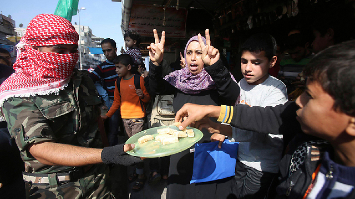 Γάζα: Με γλυκά και πυροτεχνήματα πανηγύρισαν για το μακελειό στη συναγωγή