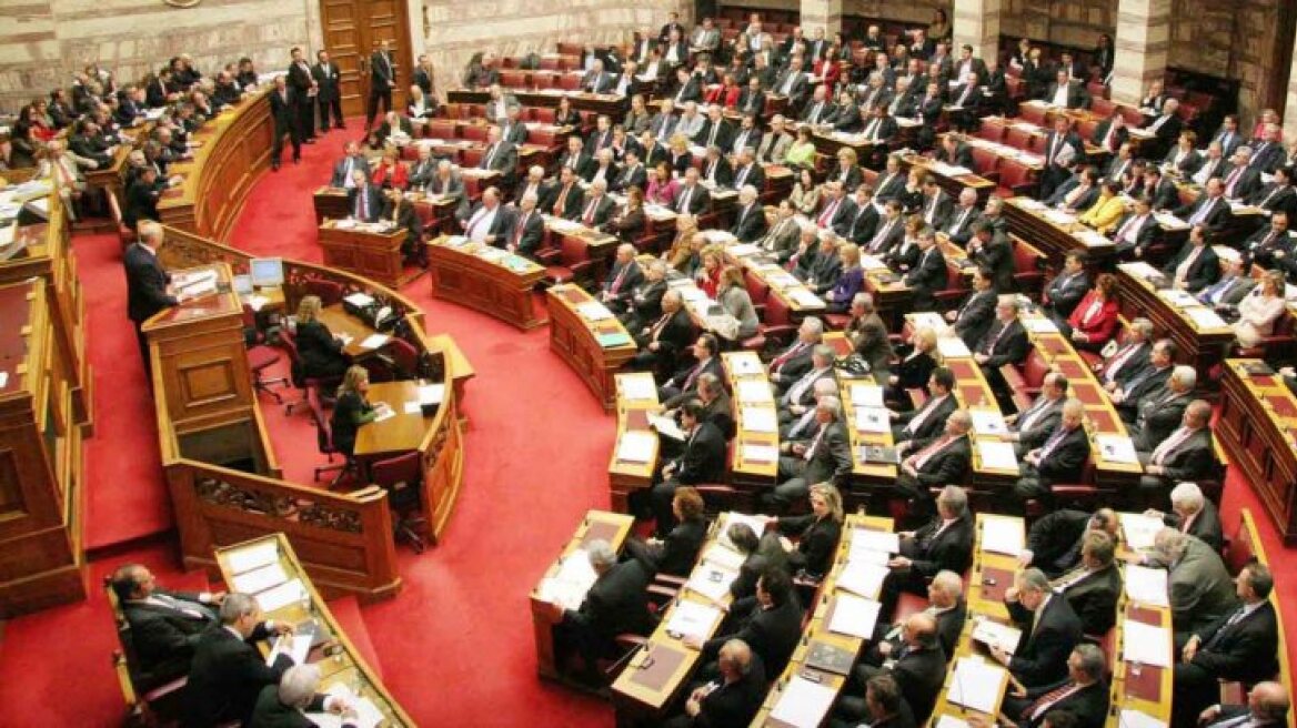 ΝΔ: Πρόταση για μείωση βουλευτών και μη παραγραφή αδικημάτων υπουργών