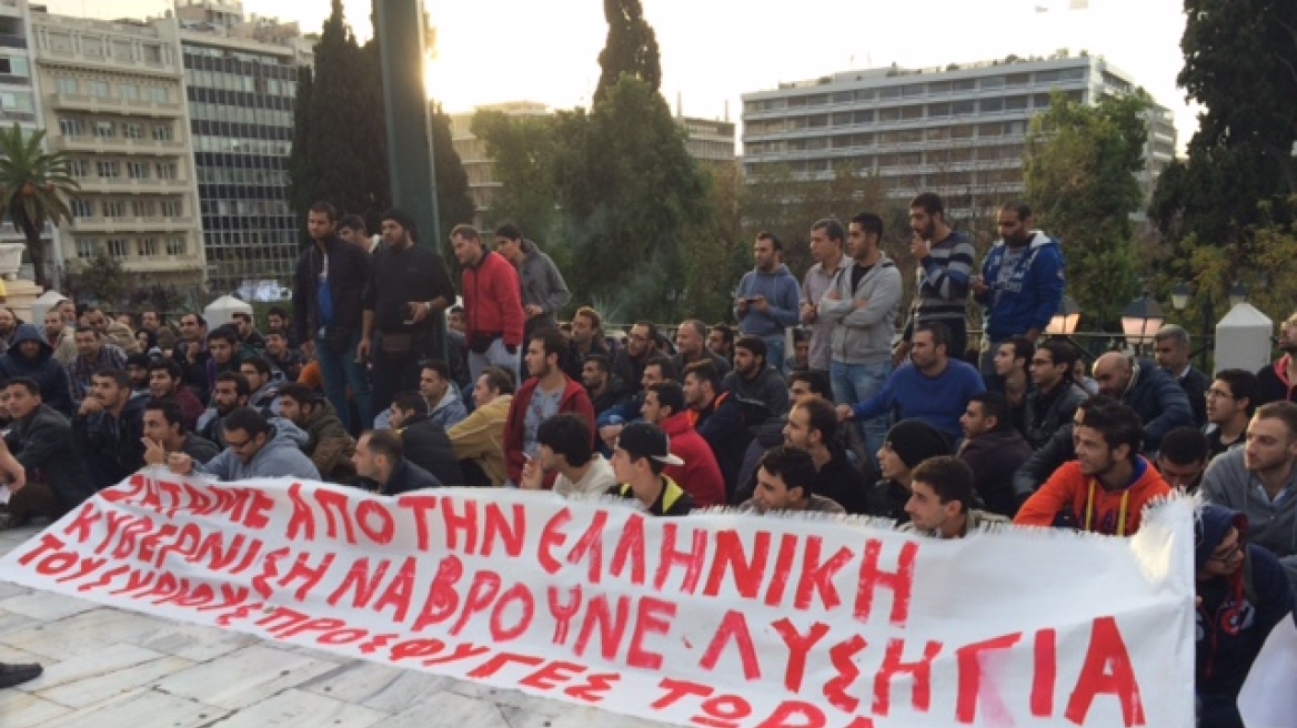 Σύροι μετανάστες διαμαρτύρονται έξω από τη Βουλή