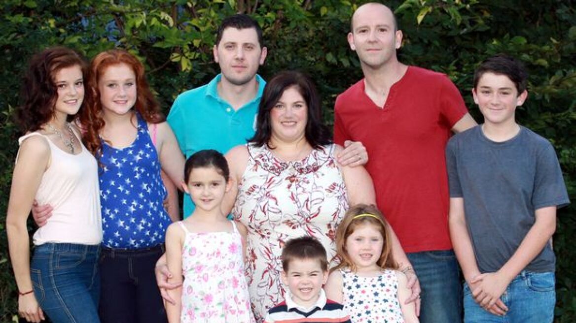 Μητέρα οκτώ παιδιών ζει με τον γκέι σύζυγό της και τον σύντροφό του